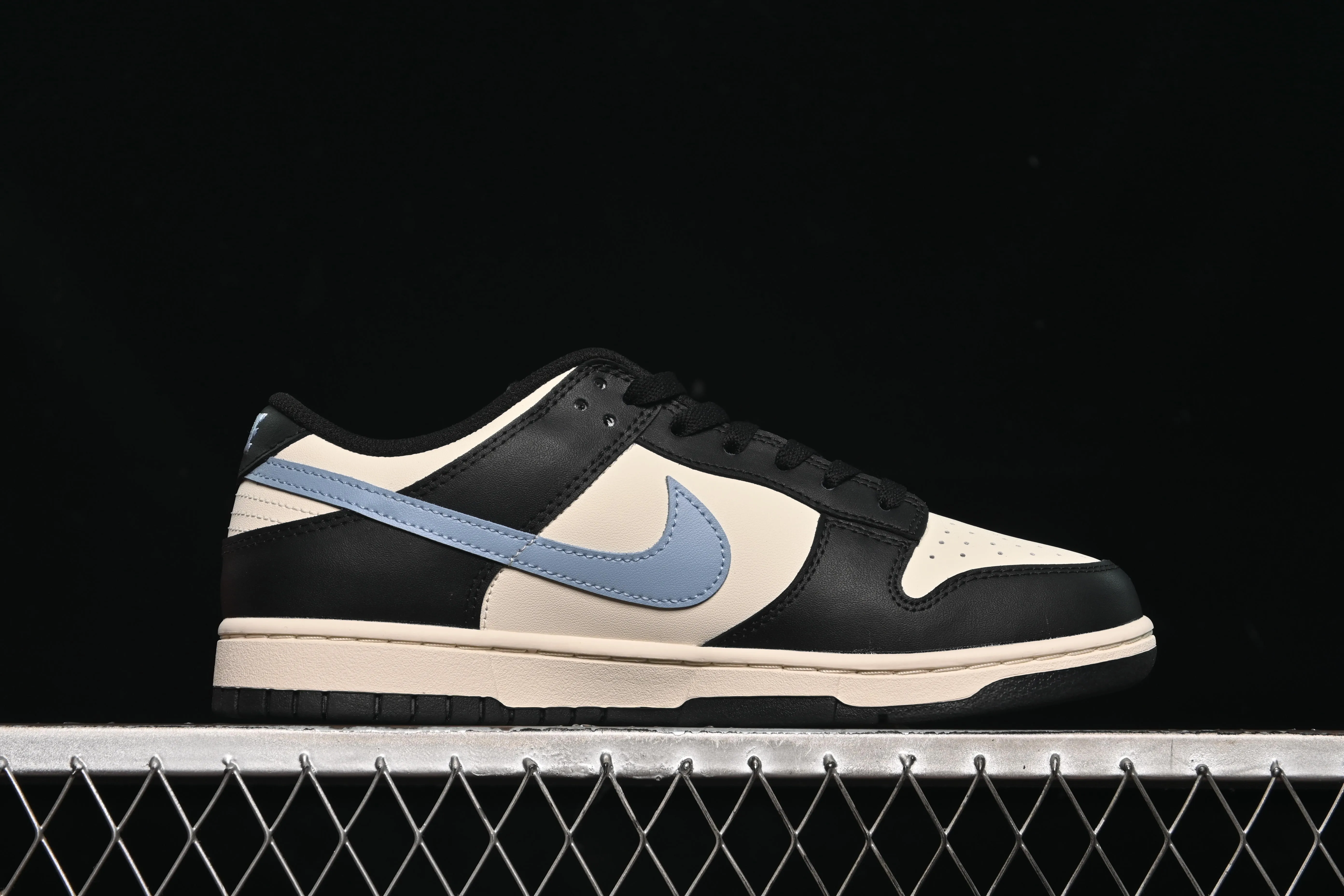 All Categories Nk SB Dunk Series Nk SB Dunk Low Low-top sneakers Nike SB Dunk Low White, black and blue color Low-top casual sneakers DD1391-100